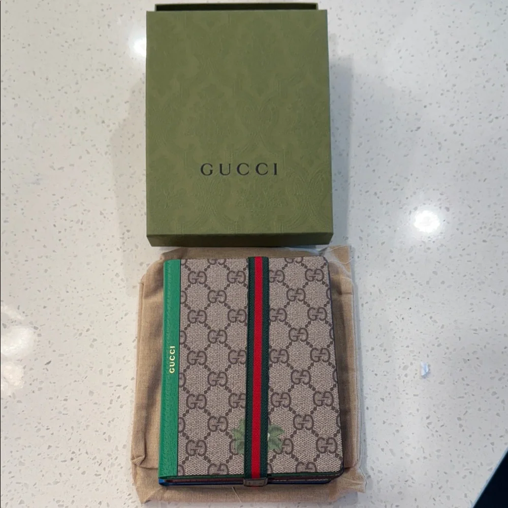 Gucci Beige and Green Notebook with Signature Pattern Gift Set - Picture 1 of 12